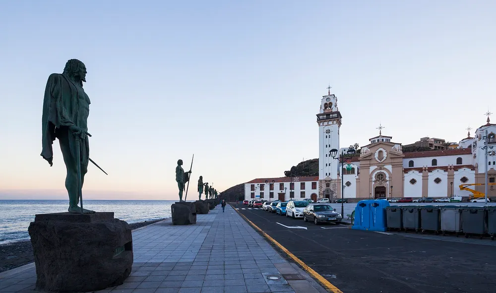 Candelaria (Basílica de Nuestra Señora + sochy Guanche Menceyes) – Tenerife